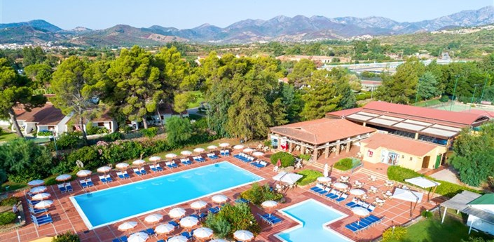 Agrustos Resort - Letecký pohled na bazény, Budoni, Sardinie