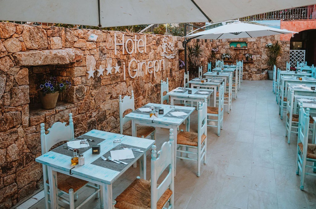 Venkovní část restaurace, Cala Gonone, Sardinie