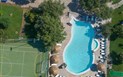 Hotel I Ginepri - Pohled na bazén a hotelovou zahradu, Cala Gonone, Sardinie