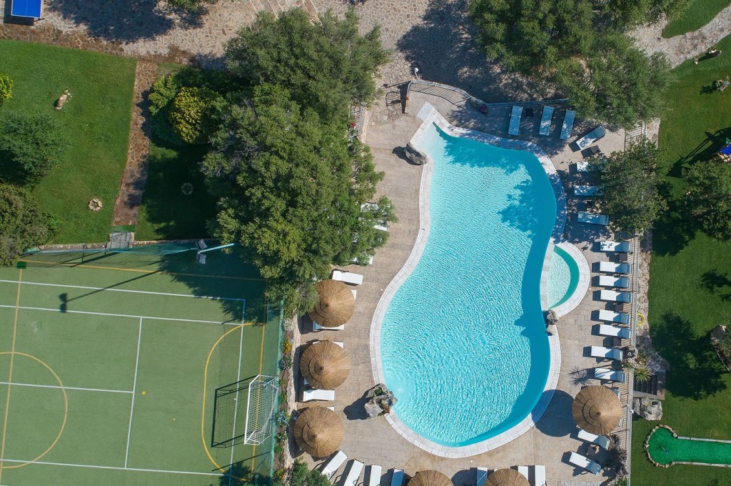 Pohled na bazén a hotelovou zahradu, Cala Gonone, Sardinie