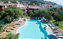Hotel I Ginepri - Exteriér hotelu a bazén, Cala Gonone, Sardinie