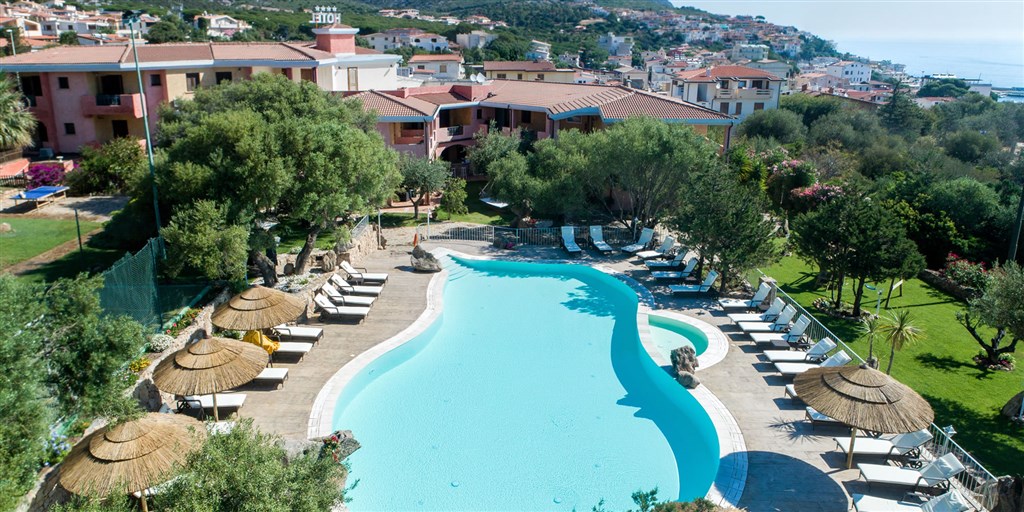 Exteriér hotelu a bazén, Cala Gonone, Sardinie