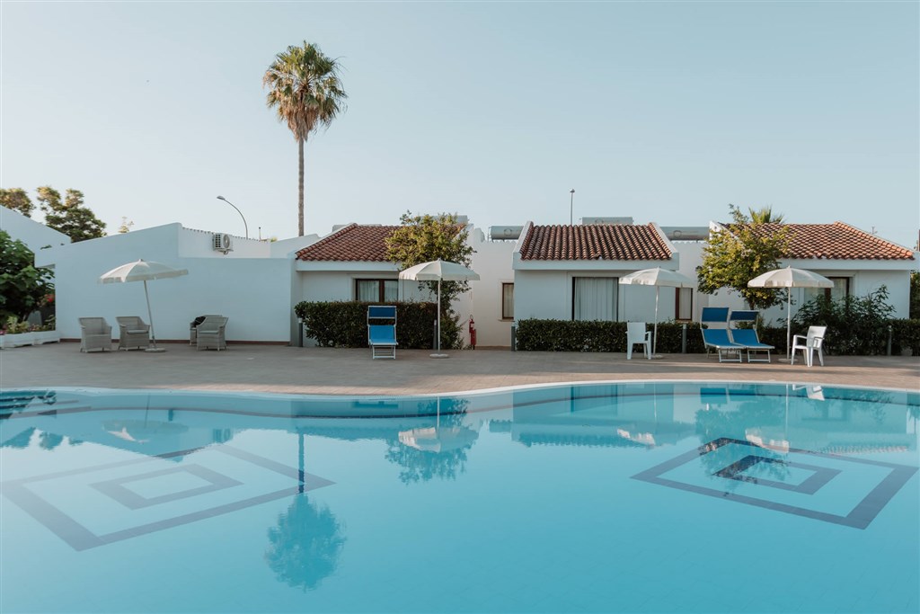 Hotel s bazénem, Posada, Sardinie