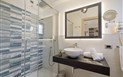 Hotel La Conchiglia - Pokoj Comfort s bočním výhledem na moře koupelna, Cala Gonone, Sardinie
