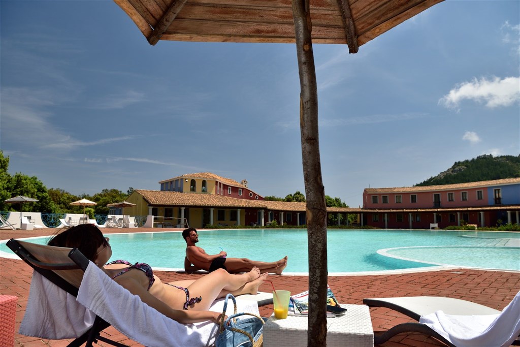 Bazén se lehátky, Villagrande Strisaili, Sardinie