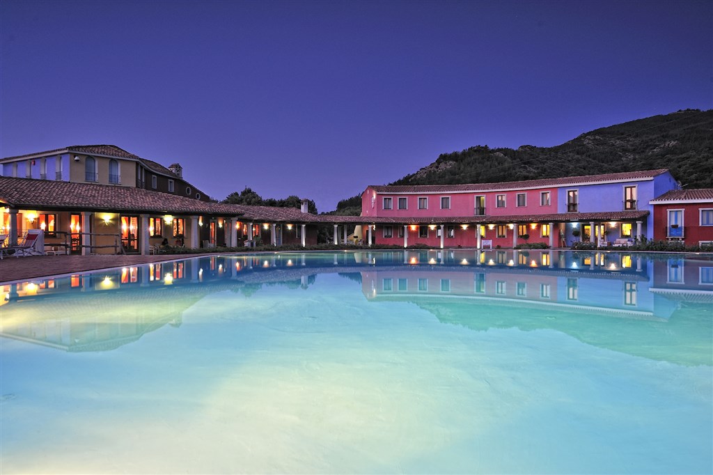 Hotel s bazénem, Villagrande Strisaili, Sardinie