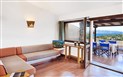 Il Mirto Residence - Interiér Bilo s výhledem na moře, Cala Capra, Sardinie