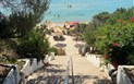 New Barcavela - Schody ze zahrady na hotelovou pláž, Santa Margherita di Pula, Sardinie