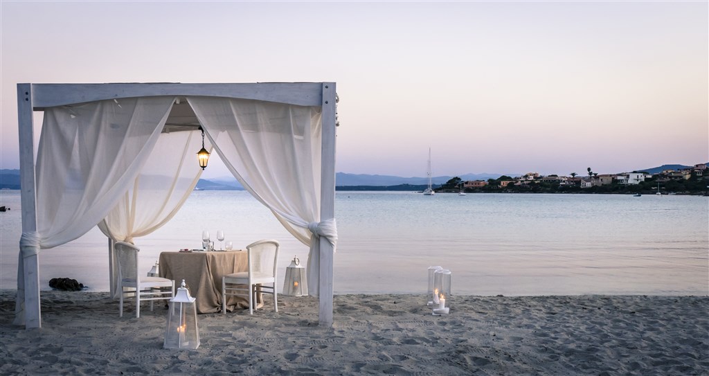 Exkluzivní večeře na pláži - nadstandardní služby hotelu, Golfo Aranci, Sardinie