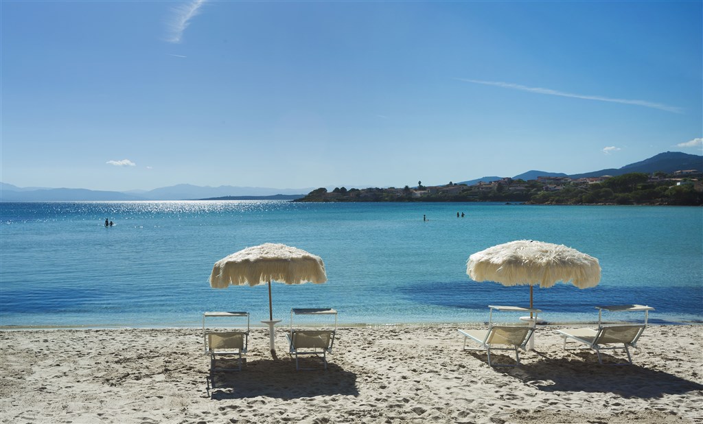 Pláž u hotelu, Golfo Aranci, Sardinie