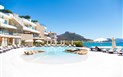 Hotel Gabbiano Azzurro - Pohled od bazénu, Golfo Aranci, Sardinie