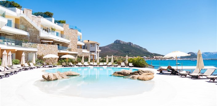 Hotel Gabbiano Azzurro - Pohled od bazénu, Golfo Aranci, Sardinie