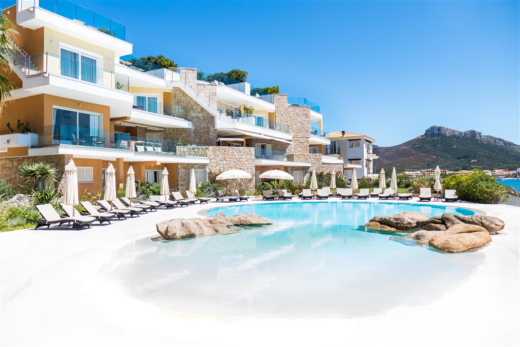 Hotelový bazén, Golfo Aranci, Sardinie