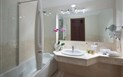 Hotel Gabbiano Azzurro - Koupelna v pokoji Superior s výhledem na moře, Golfo Aranci, Sardinie
