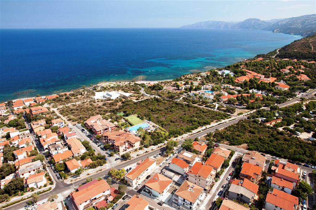 Letecký pohled na hotel, Cala Gonone, Sardinie