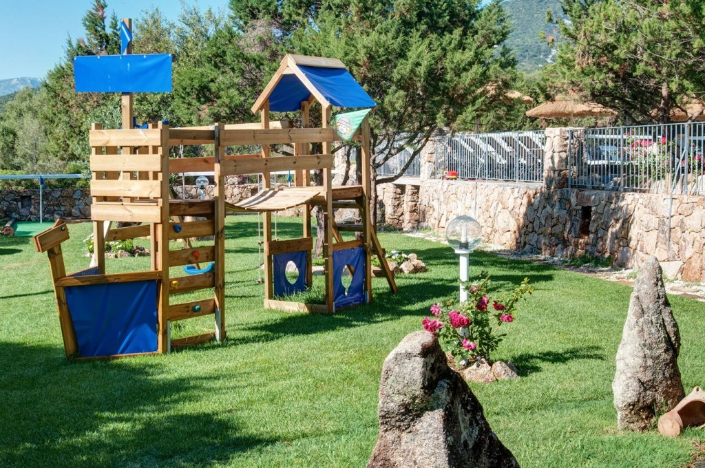 Dětské hřiště v hotelové zahradě, Cala Gonone, Sardinie