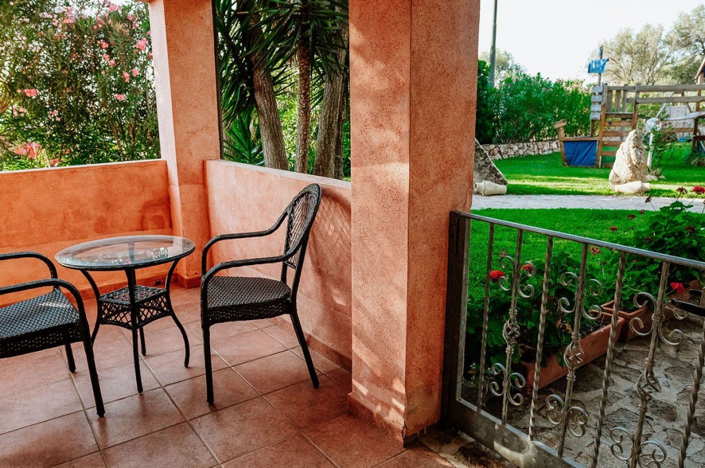 Balkón pokoje a výhled do zahrady, Cala Gonone, Sardinie