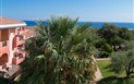 Hotel I Ginepri - Pohled na hotel a moře, Cala Gonone, Sardinie