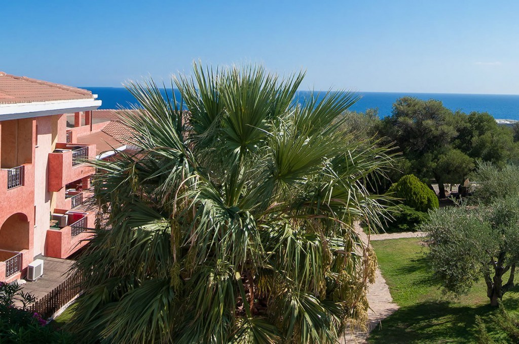 Pohled na hotel a moře, Cala Gonone, Sardinie