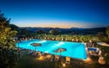 Su Gologone Experience Hotel - Bazén při západu slunce, Oliena, Sardinie
