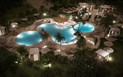7Pines Resort Sardinia - Hlavní bazén v noci, Baja Sardinia, Sardinie