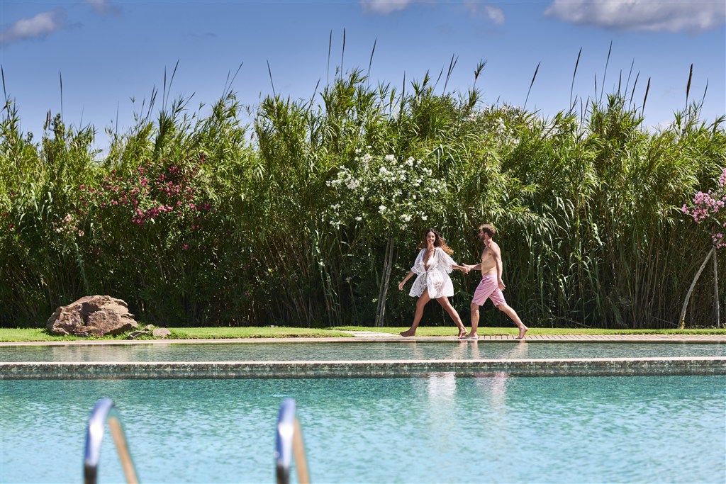 Hotelový bazén, Chia, Sardinie