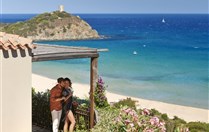 Panoramatický pohled na pláž od pokojů, Chia, Sardinie