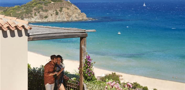 Baia di Chia Resort Sardinia - Panoramatický výhled z pokojů směrem k moři, Chia, Sardinie
