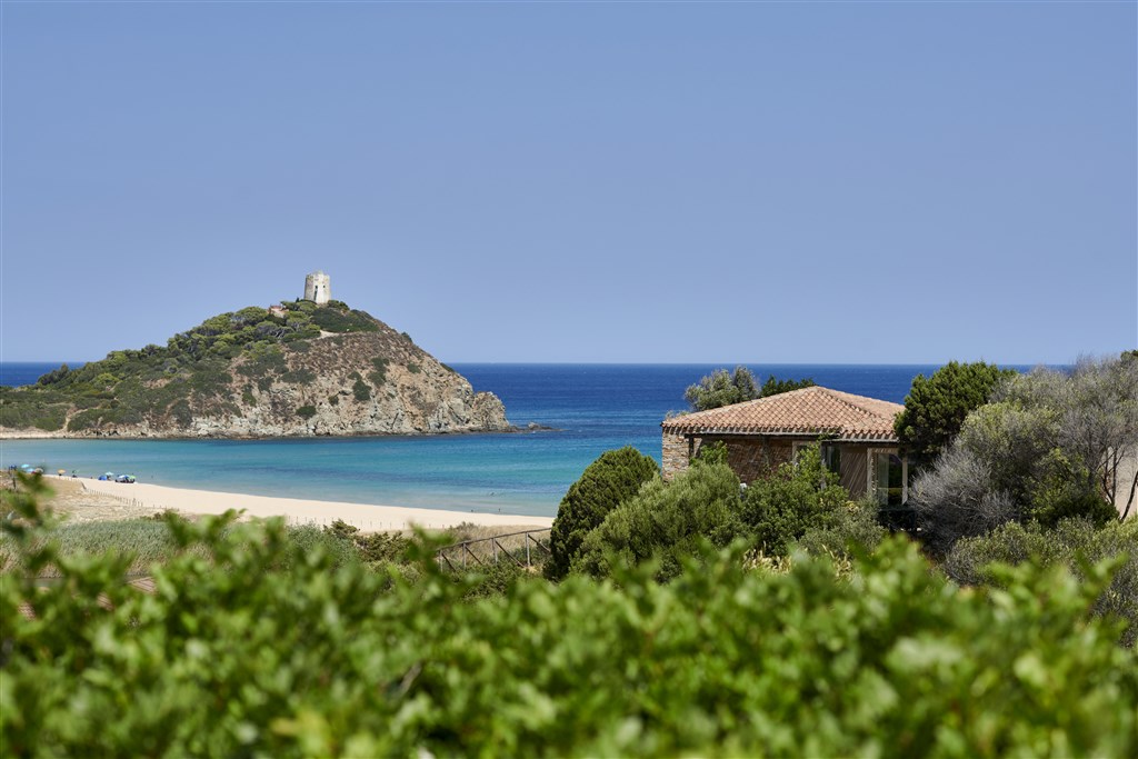 Výhled na pláž od pokojů, Chia, Sardinie