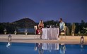 Conrad Chia Laguna Sardinia - Romantická večeře u bazénu, Chia, Sardinie