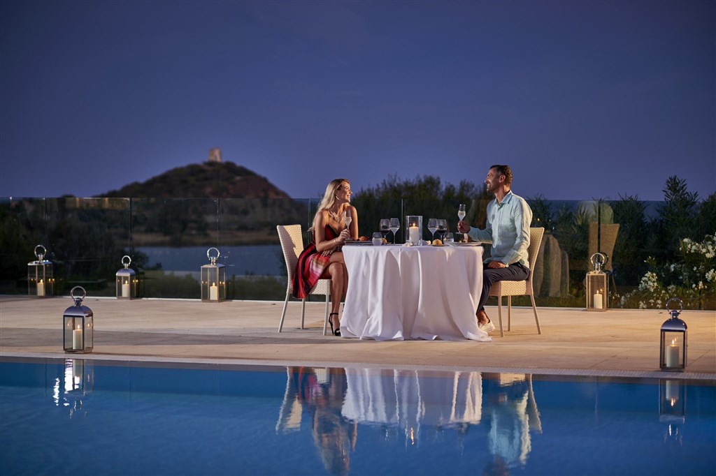Romantická večeře u bazénu, Chia, Sardinie