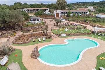 Letecký pohled s bazénem, Dorgali, Sardinie