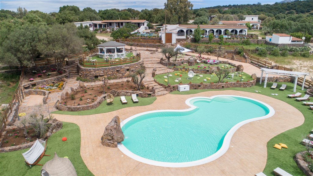 Agriturismo S`Ozzastru - Letecký pohled s bazénem, Dorgali, Sardinie