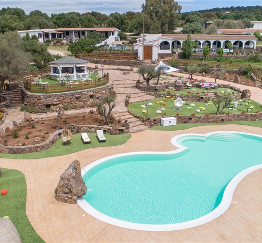 Letecký pohled s bazénem, Dorgali, Sardinie