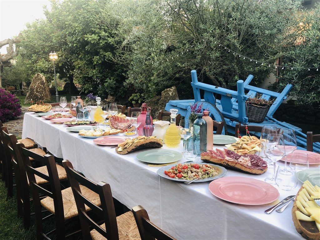 Agriturismo S`Ozzastru - Tematické večeře v zahradě, Dorgali, Sardinie
