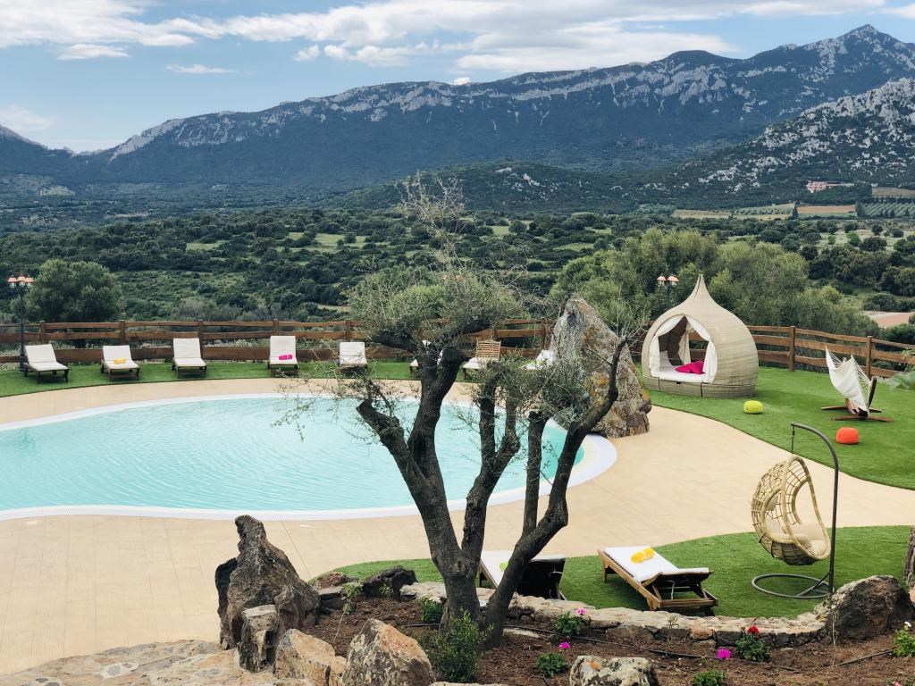 Agriturismo S`Ozzastru - Bazén s okolními horami, Dorgali, Sardinie