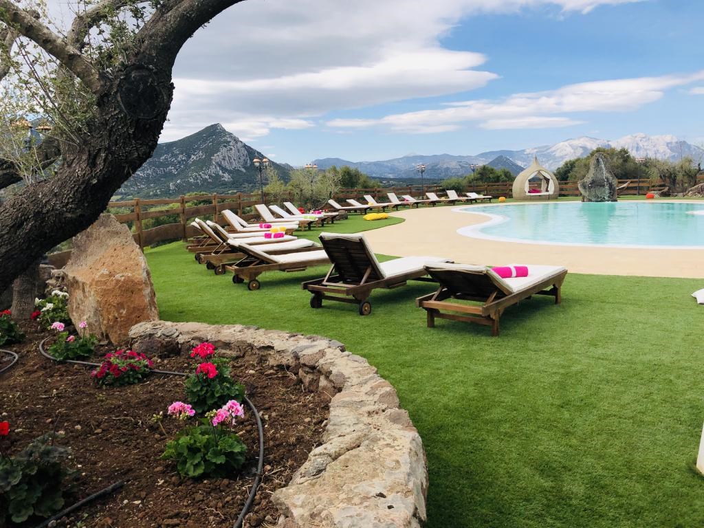 Agriturismo S`Ozzastru - Bazén s lehátky a okolním výhledem, Dorgali, Sardinie