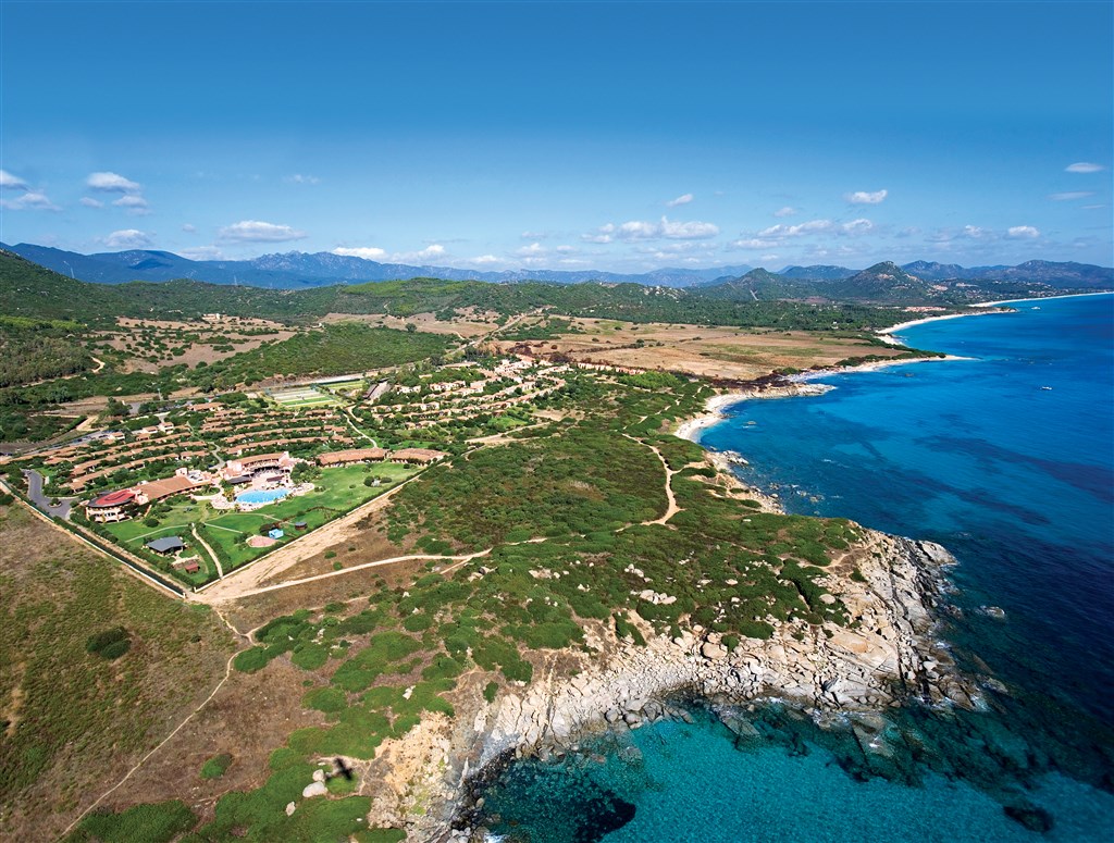 Resort z ptačí perspektivy, Castiadas, Sardinie