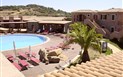 S´Incantu Resort - Pohled na bazén a apartmány, Villasimius, Sardinia