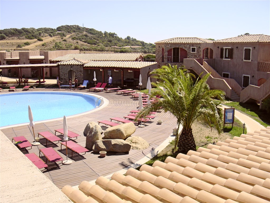 Pohled na bazén a apartmány, Villasimius, Sardinia