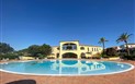 Hotel Cala Luas Resort - Pohled na bazén a restauraci, Cardedu, Sardinie