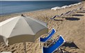 Hotel Mare Pineta - Adults only - Pláž s lehátky a slunečníky, Pula, Sardinie