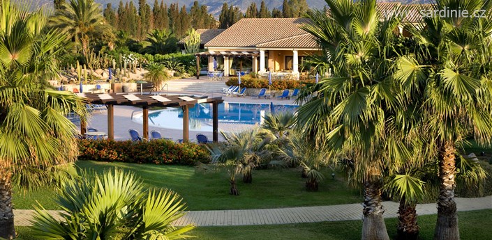 Lantana Resort - Residence - Pohled na zahradu s bazénem, Pula, Sardinie