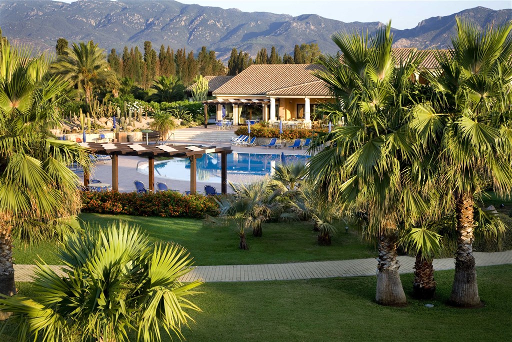 Pohled na zahradu s bazénem, Pula, Sardinie