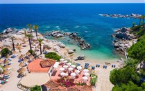 Hotelová pláž s barem, Arbatax, Sardinie