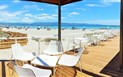 Hotel Nautilus - Terasa restaurace na pláži, Cagliari, Sardinie