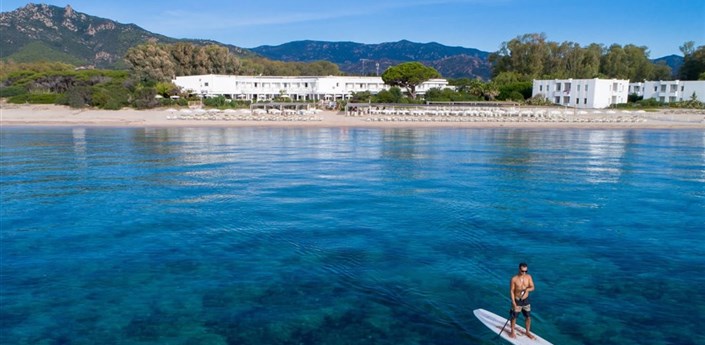 Flamingo Resort - Pohled na hotel z moře, Pula, Sardinie