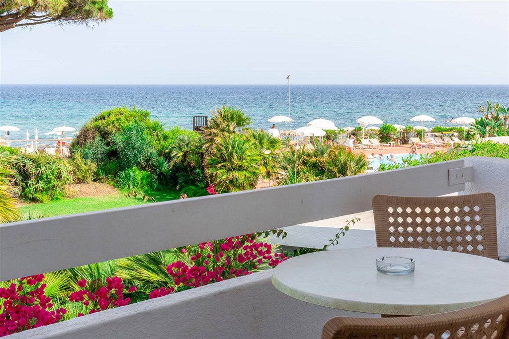 Výhled z balkonu pokoje Superior s výhledem na moře, Pula, Sardinie