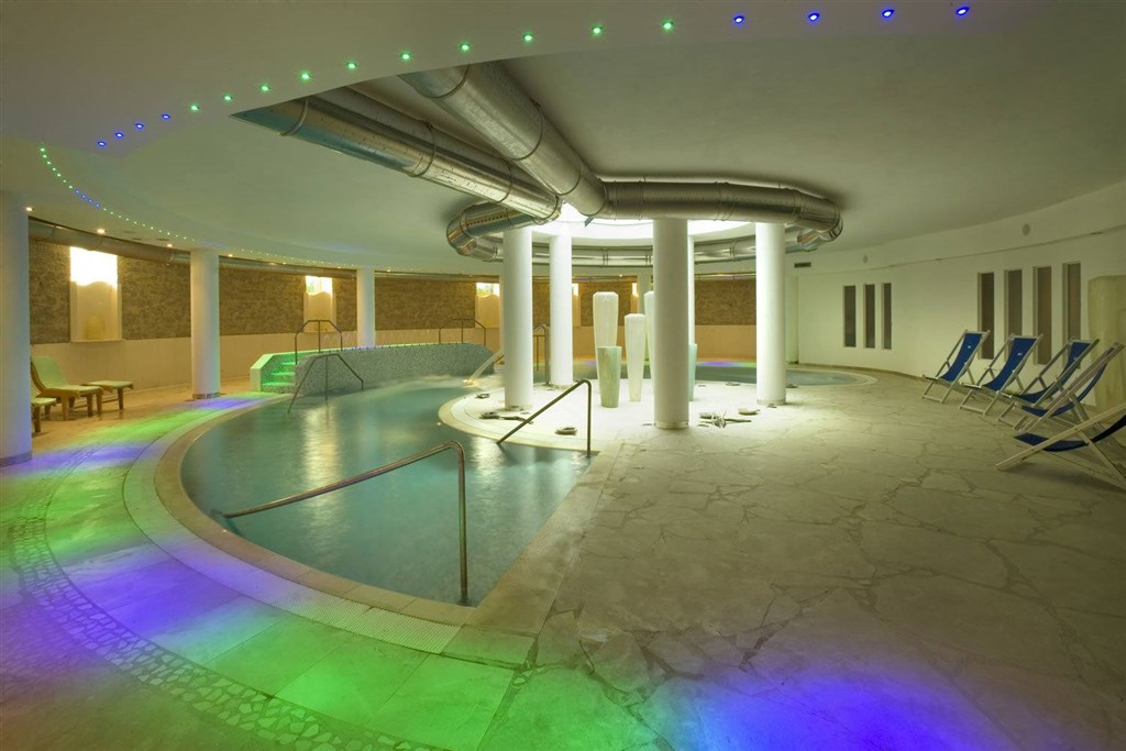 Vnitřní bazén ve wellness centru, Pula, Sardinie