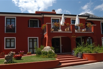 Pohled na hotel zvenku, Santa Maria Navarrese, Sardinie